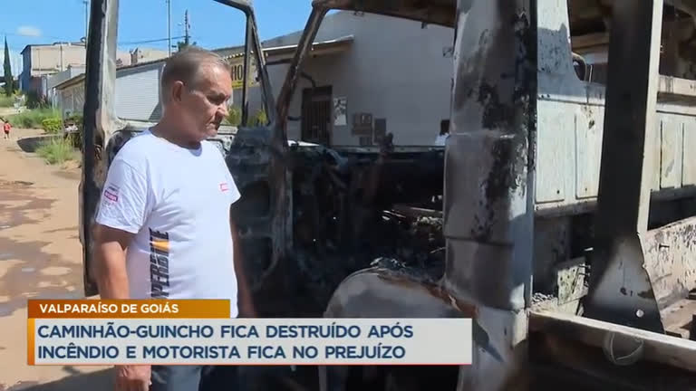 Vídeo: Caminhão-guincho fica destruído após incêndio no Valparaíso de Goiás