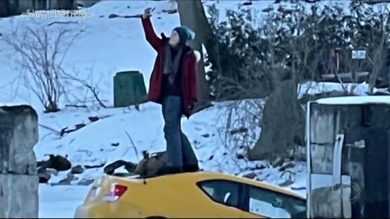 Vídeo: Mulher tira selfie após carro afundar em rio congelado no Canadá