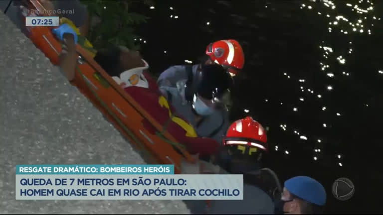 Vídeo: Homem cochila, quase cai em rio e é resgatado pelos bombeiros