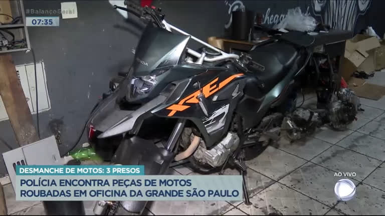 Vídeo: Polícia encontra peças de motos roubadas em oficina da Grande SP