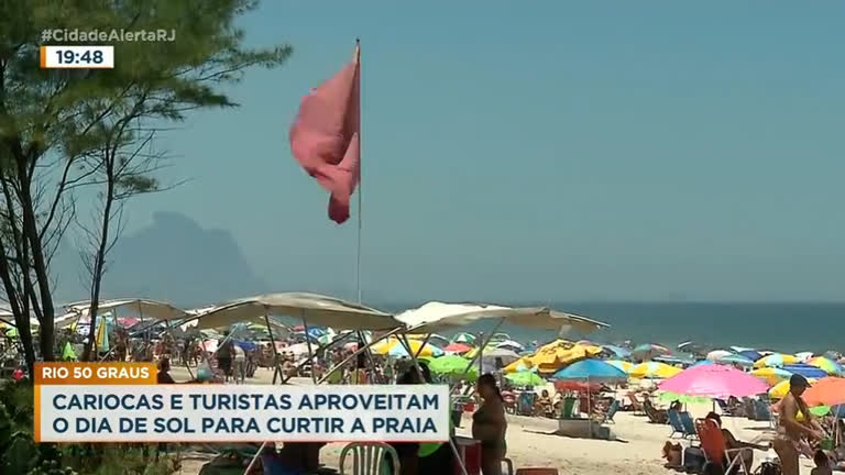 Vídeo: Com sensação de 50ºC, praias do Rio ficam lotadas nesta terça (18)