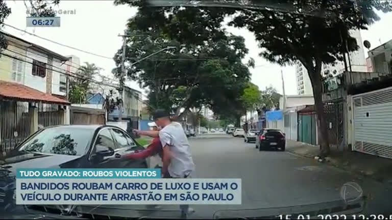 Vídeo: Bandidos roubam carro de luxo e usam veículo em arrastão em SP