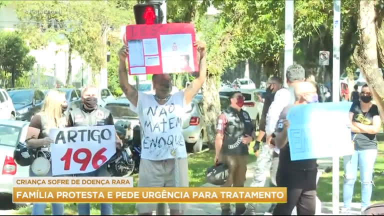 Vídeo: Pais protestam em frente a hospital para conseguir tratamento de filho que tem doença rara