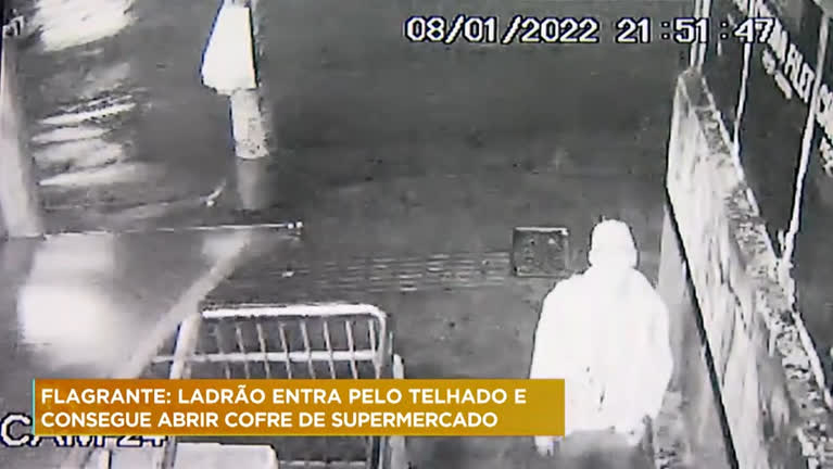 Vídeo: Câmeras flagram ladrão invadindo supermercado pelo telhado