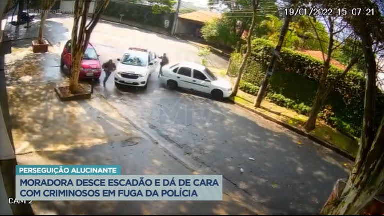 Vídeo: Mulher é surpreendida por criminosos em fuga da polícia no ABC Paulista