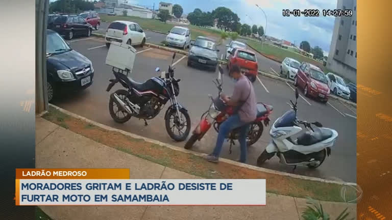 Vídeo: Moradores gritam e ladrão desiste de furtar moto