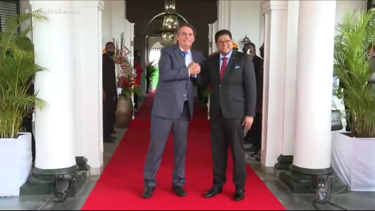 Vídeo: Bolsonaro se reúne com presidente do Suriname e trata de acordos no setor de energia