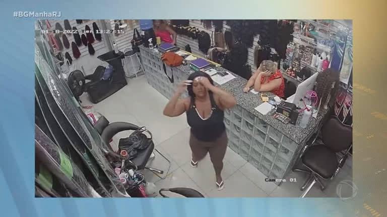 Vídeo: Câmeras de segurança flagram mulher furtando loja em Duque de Caxias