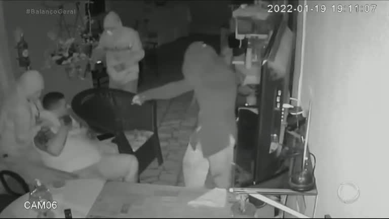 Vídeo: Bandidos armados invadem casa e usam camiseta para asfixiar comerciante