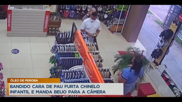 Vídeo: Bandido furta chinelo e manda beijo para a câmera