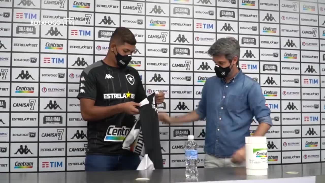 Vídeo: Erison chega como esperança de gols do Botafogo no Carioca