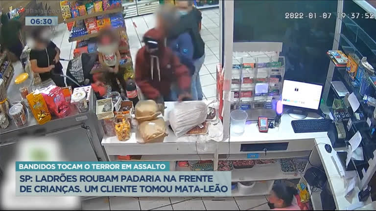 Vídeo: Ladrões armados roubam padaria na frente de crianças