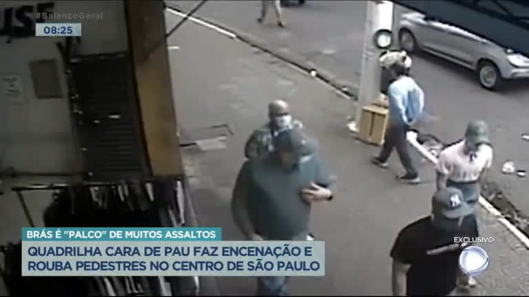 Vídeo: Quadrilha arma encenação para roubar pedestres no centro de SP