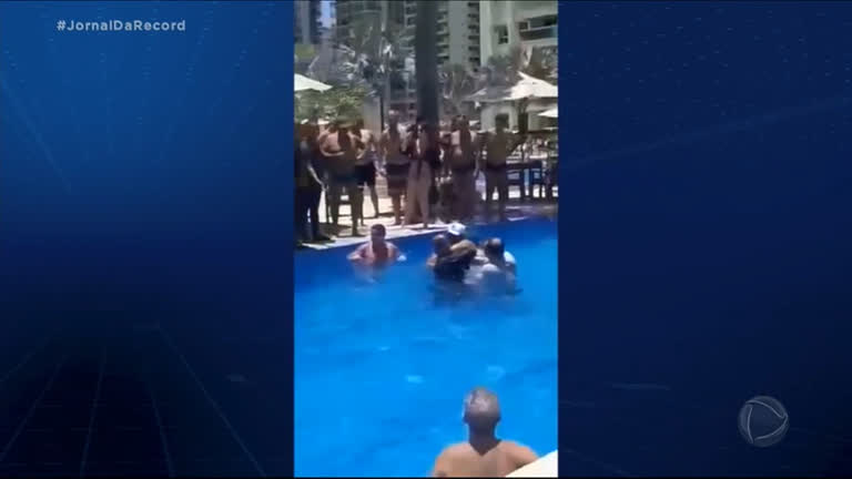 Vídeo: Presidente da Câmara de Embu das Artes (SP) é preso dentro de piscina em condomínio no Rio