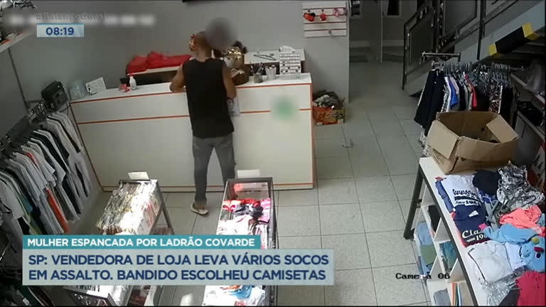 Vídeo: Vendedora de loja leva vários socos durante assalto
