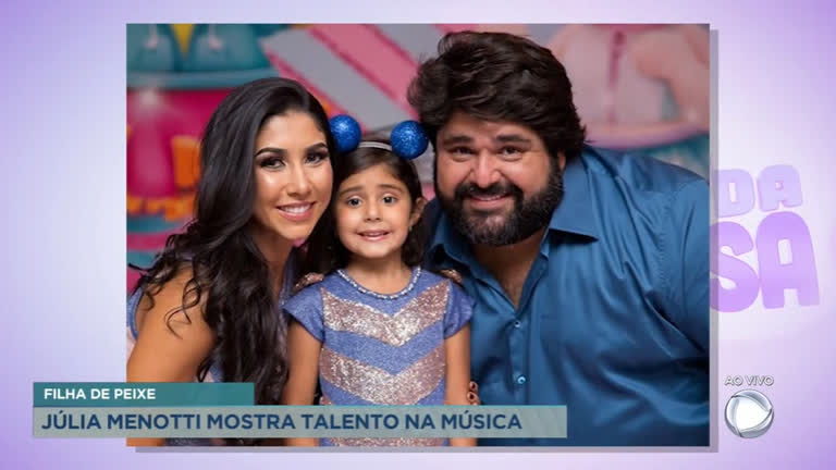 Vídeo: Júlia Menotti, filha de Fabiano, mostra talento na música