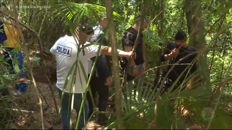 Vídeo: Mais dois corpos são encontrados pela polícia em cemitério clandestino em São Paulo