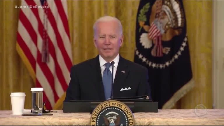 Vídeo: Biden não percebe microfone ligado e xinga repórter com palavrão
