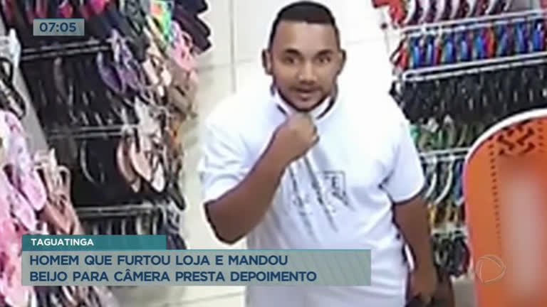 Vídeo: Homem que furtou loja e mandou beijo para câmera presta depoimento