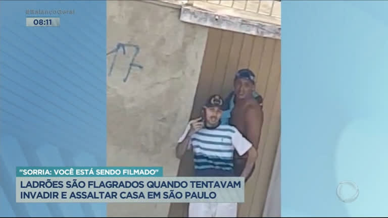 Vídeo: Ladrões são flagrados tentando invadir casa em São Paulo