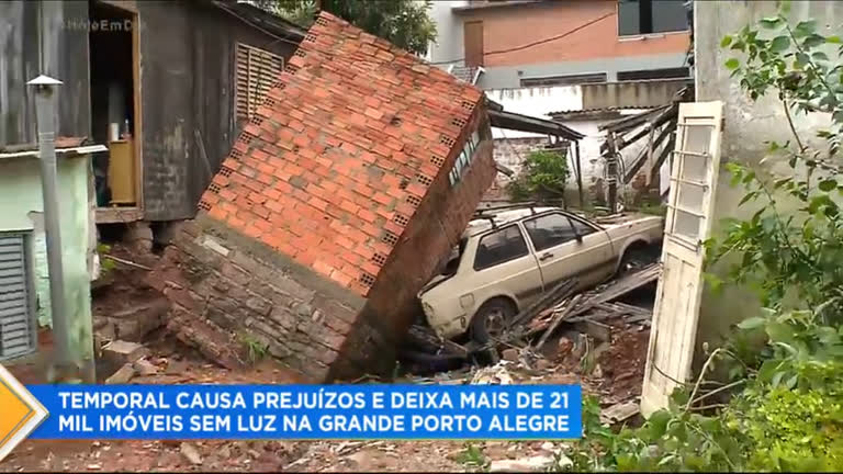 Vídeo: Temporal causa estragos e deixa imóveis sem luz na Grande Porto Alegre