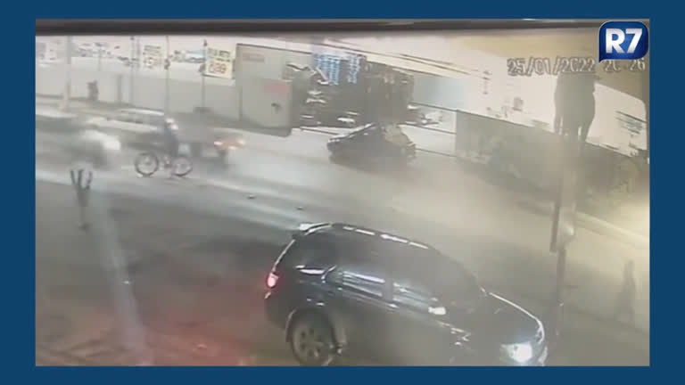 Vídeo: Motorista sem CNH atropela ciclista no DF