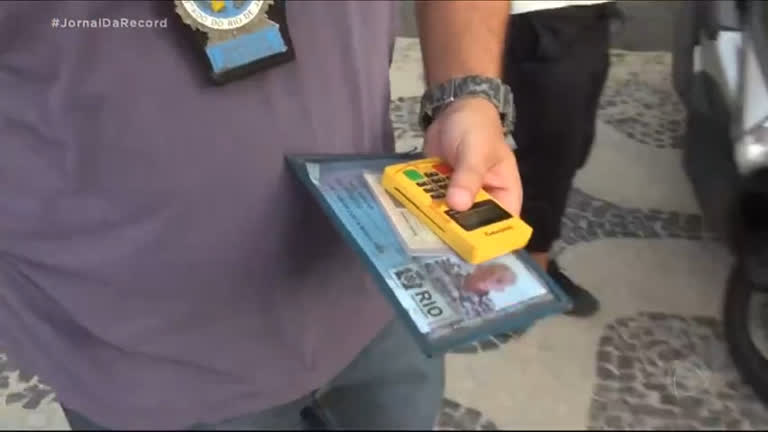 Vídeo: Três pessoas são presas por aplicar o 'golpe da maquininha' em passageiros de táxi no Rio