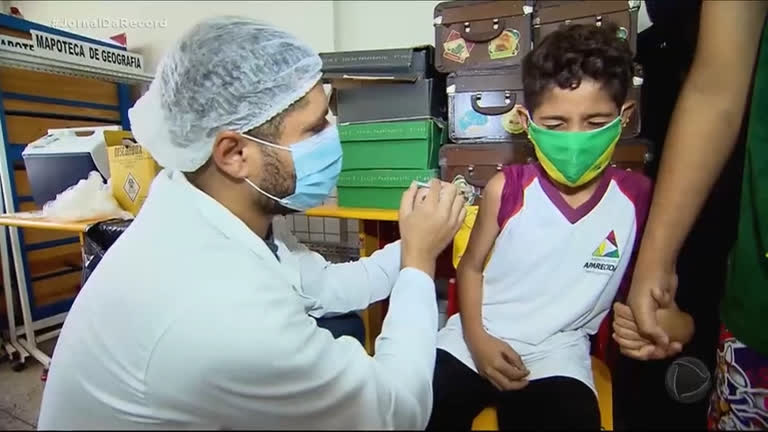 Vídeo: Para facilitar e incentivar imunização, vacinas pediátricas são aplicadas em escolas