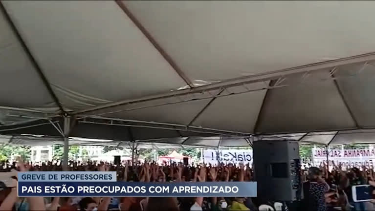 Vídeo: Professores estaduais mantém greve em MG e pais se preocupam