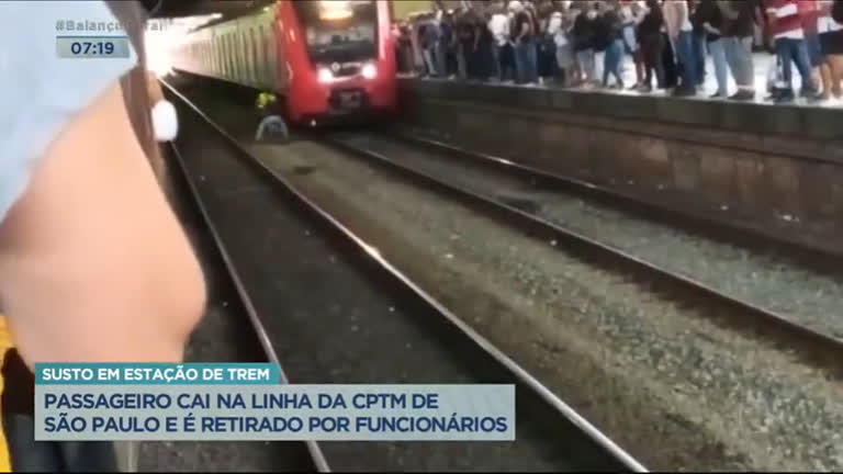 Vídeo: Passageiro cai na linha do trem em SP e é resgatado por funcionários