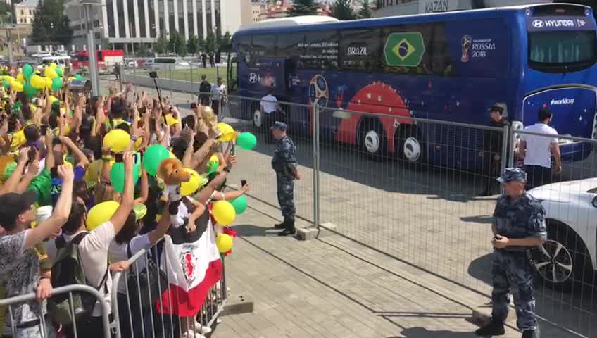 Vídeo: Veja a festa dos torcedores na chegada do Brasil a Kazan
