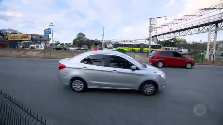 Vídeo: Péssimo exemplo: pedestres arriscam a vida debaixo de passarelas