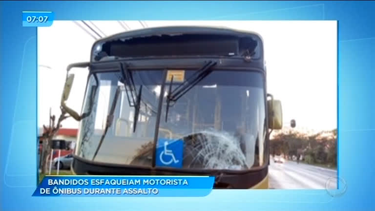 Vídeo: Bandidos invadem ônibus e esfaqueiam motorista