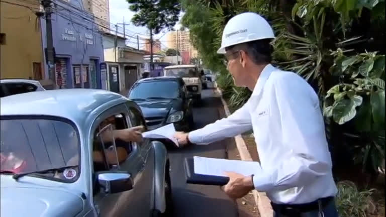 Vídeo: Engenheiro com MBA distribui currículos no semáforo